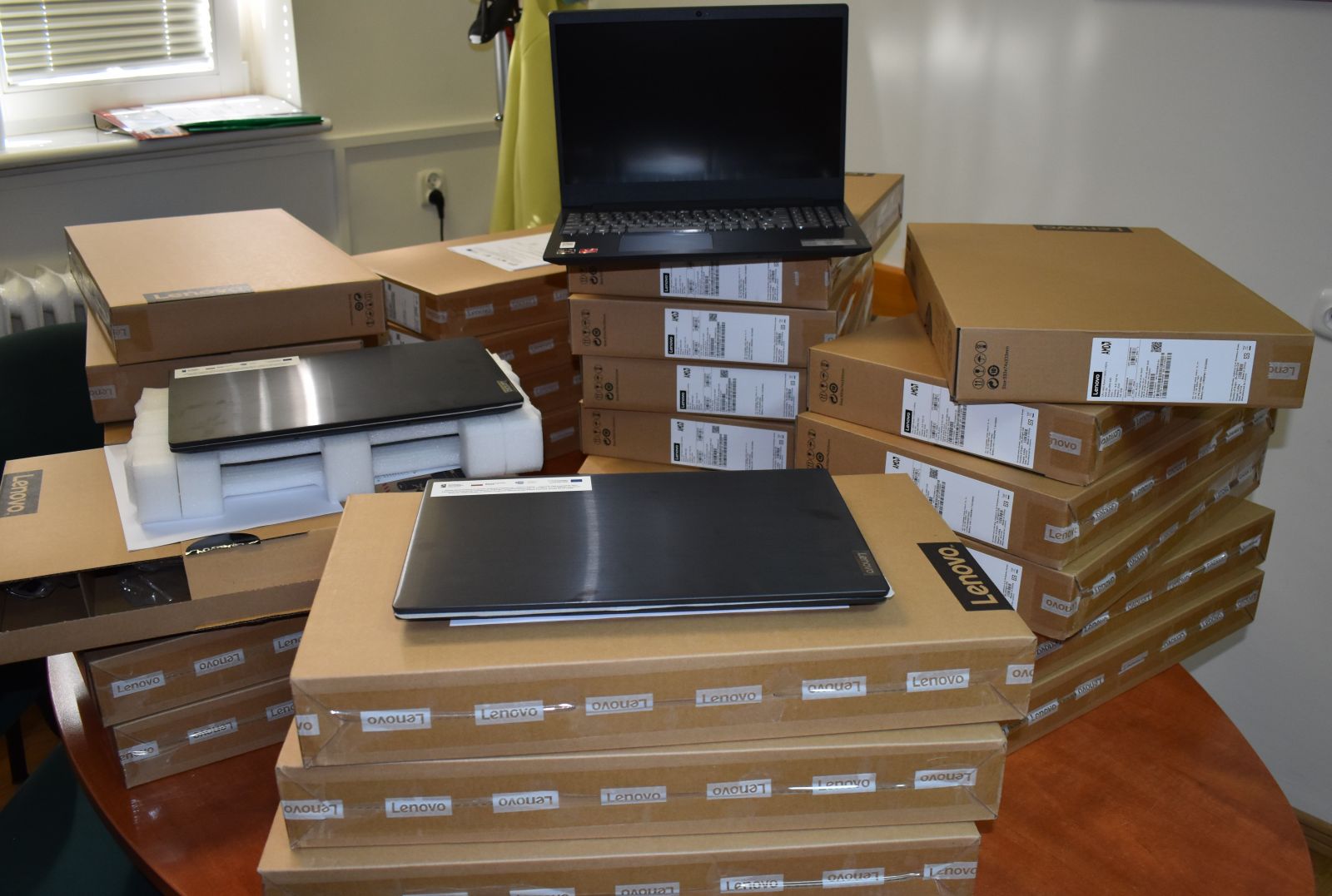 Laptopy ułozone na stole