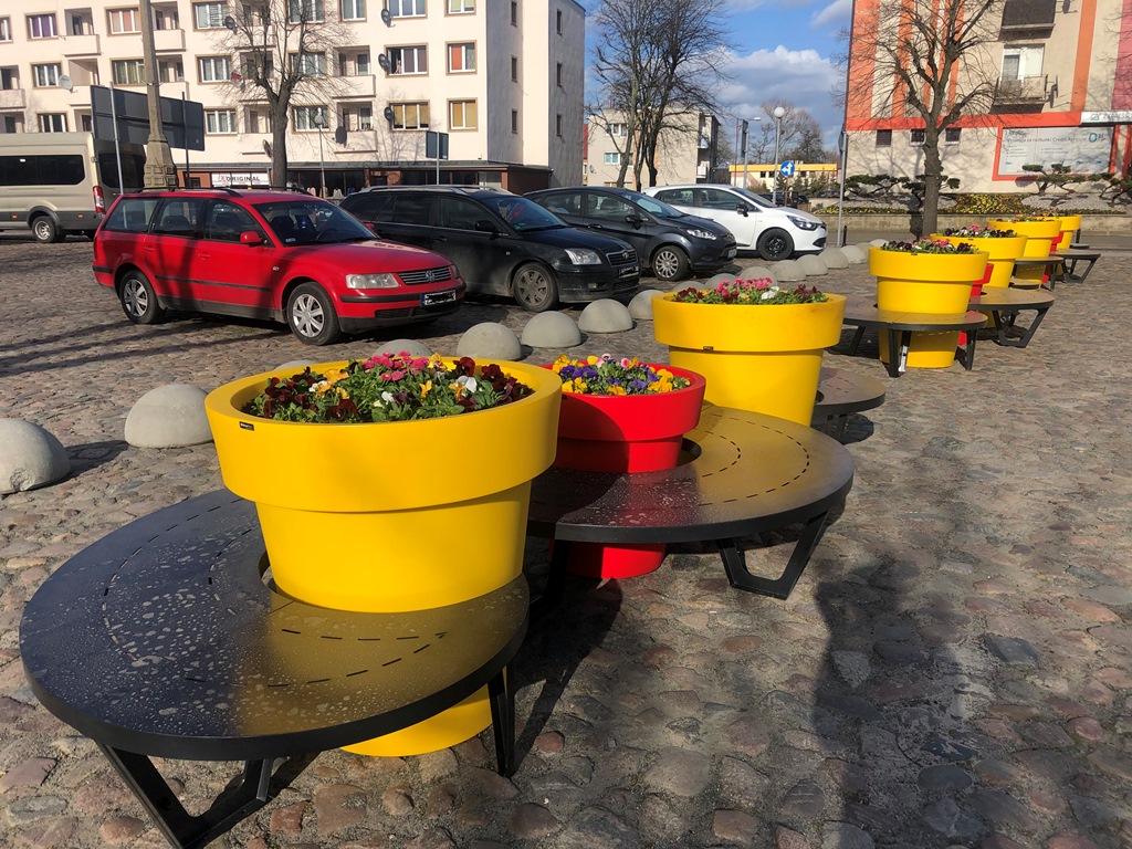 Zestawy donic z ławeczkami na Placu Konstytucji 3 Maja 