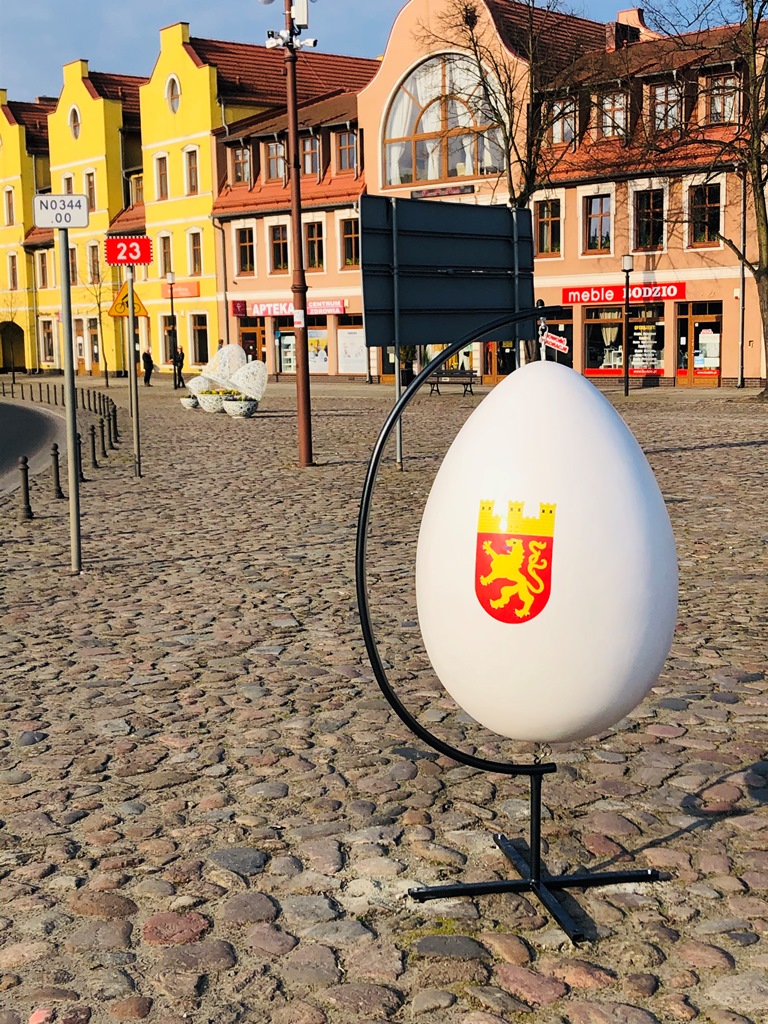 Powiększ zdjęcie. Świąteczne jajka na Placu Konstytucji 3 Maja