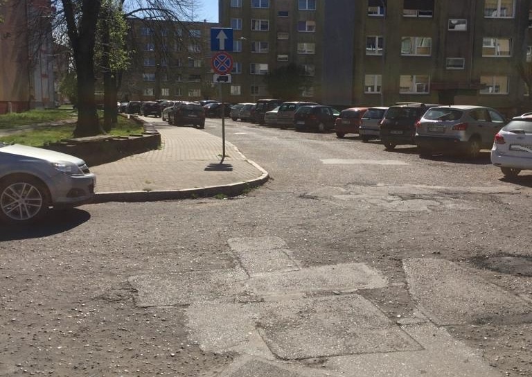Powiękz zdjecie. Popękana i zniszczona ulica Matejki