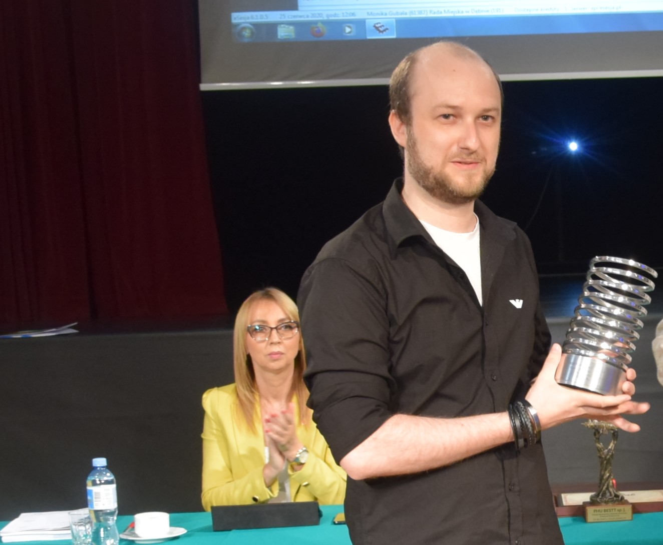 Powiększ zdjęcie. Łukasz Smaga prezentuje nagrodę Webby Awards