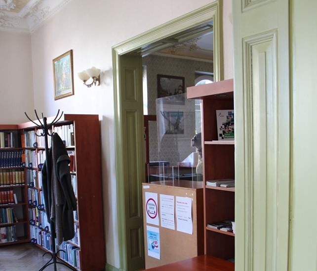 Powiększ zdjęcie. Czytelnia w bibliotece