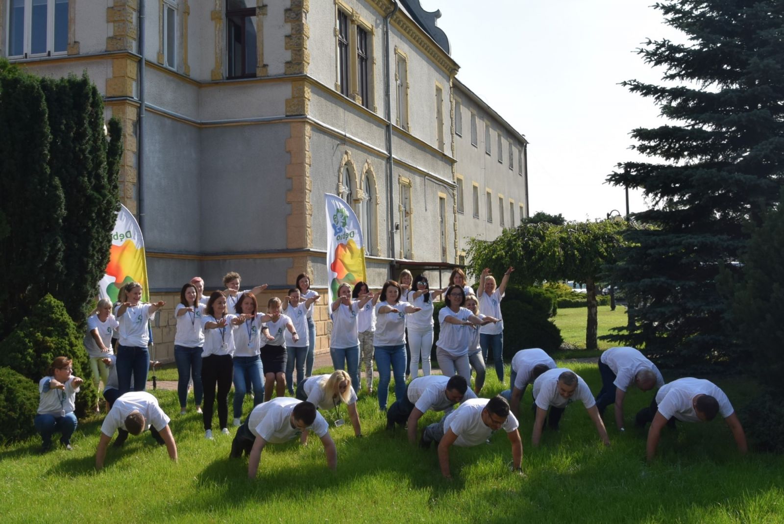 Urzędnicy wykonują challenge