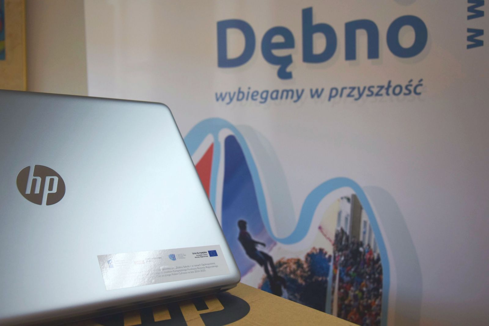 Powiększ zdjęcie. Laptop, w tle baner, napis Dębno wybiegamy w przyszłość