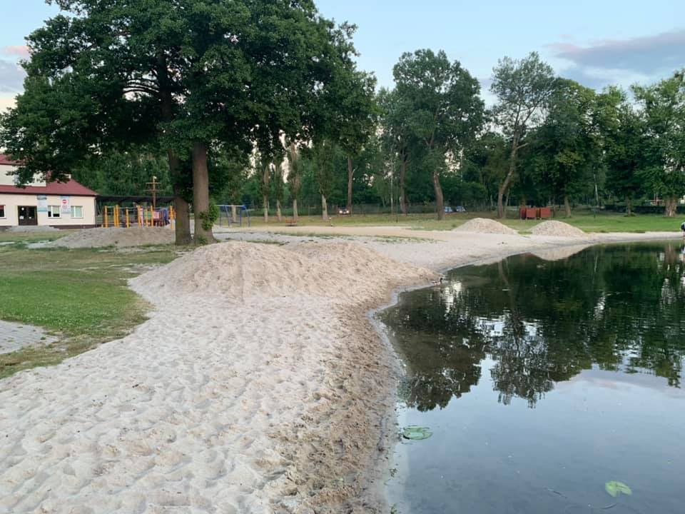 Wysypano 250 ton piasku wzdłuż linii brzegowej