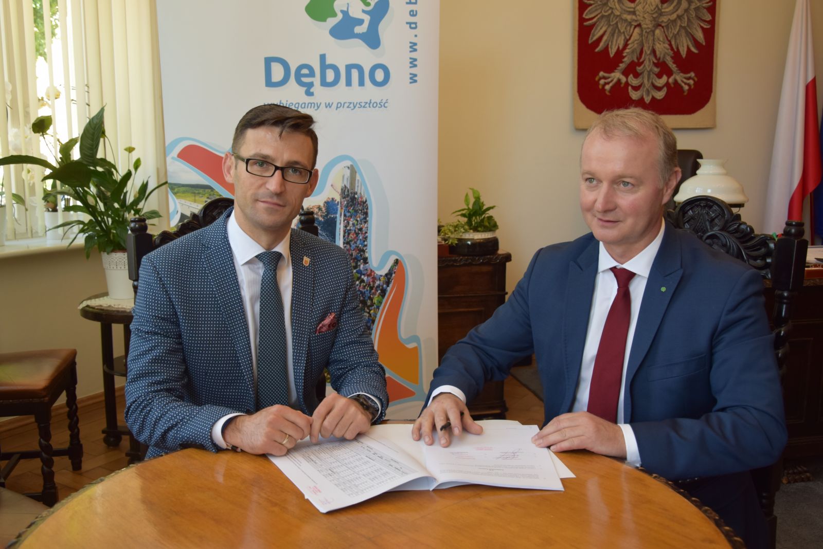 Powiększ zdjęcie. Burmistrz Dębna G. Kulbicki i wicemarszałek O. Kustosz podpisują umowę 