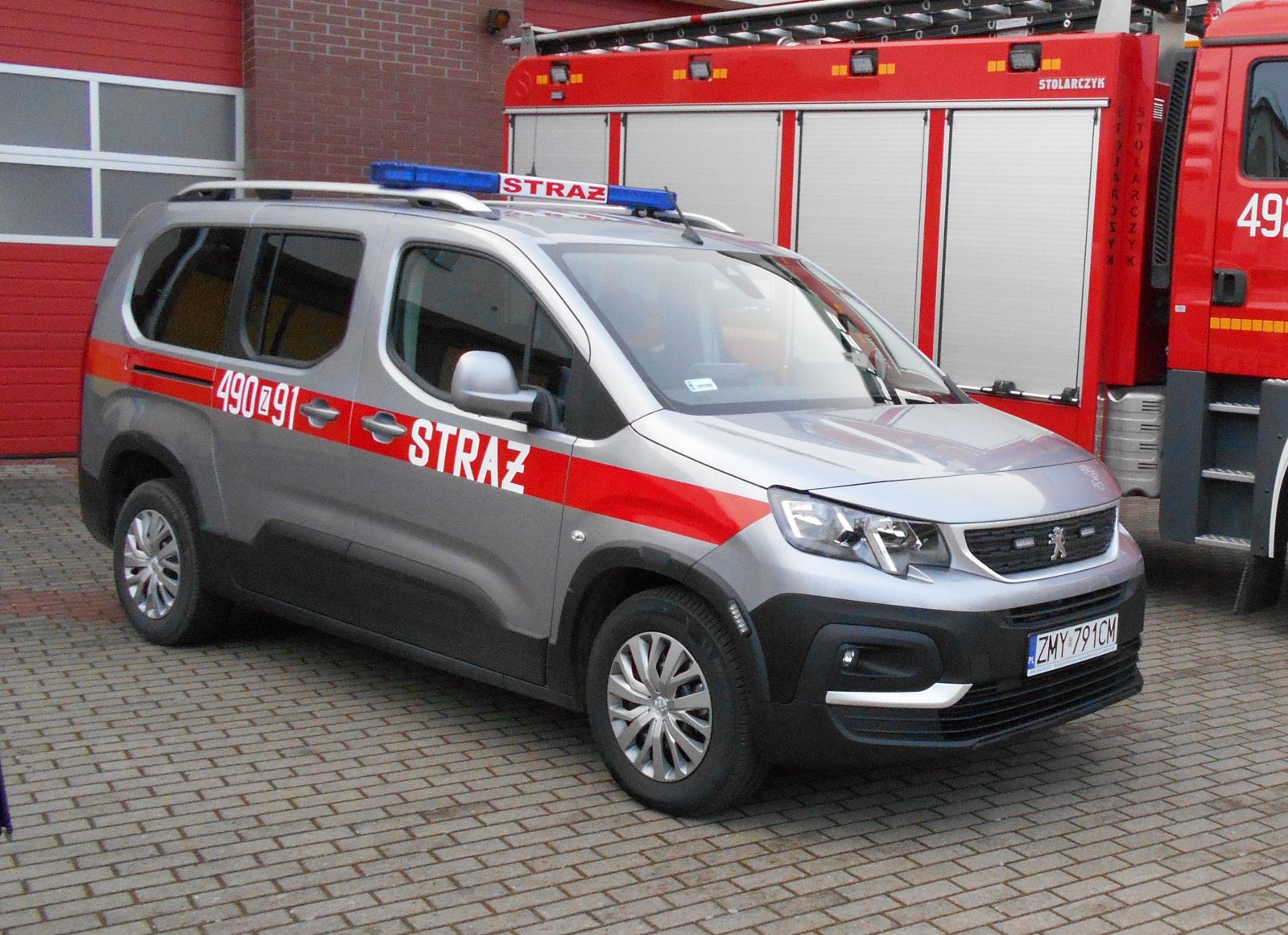 Powiększ zdjęcie. Samochód osobowy przed remizą strażacką