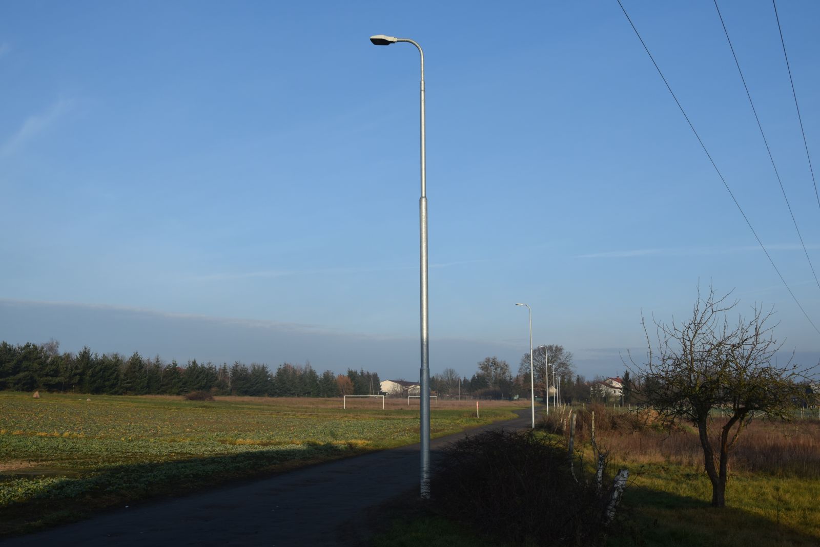 Lampy wzdłuż drogi przy boisku w Oborzanach