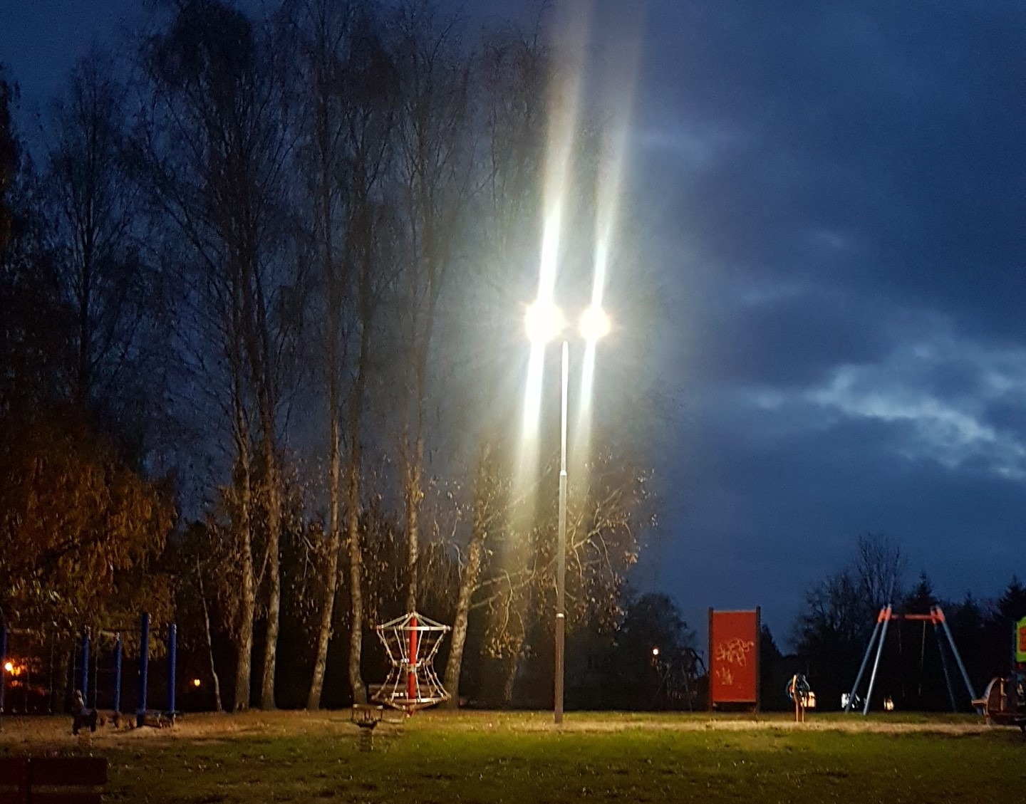Powiększ zdjęcie. Lampa świeci na placu zabaw