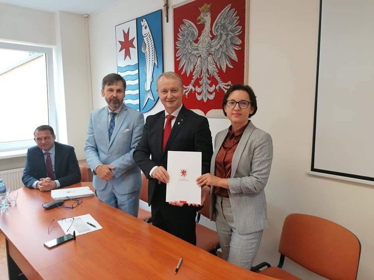 Powiększ zdjęcie. Od prawej wiceburmistrz, wicemarszałke i dyrektor Urządu Marszałkowskiego