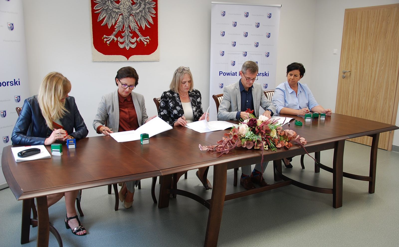 Powiększ zdjęcie. Podpisanie umowy przez władze samorządowe