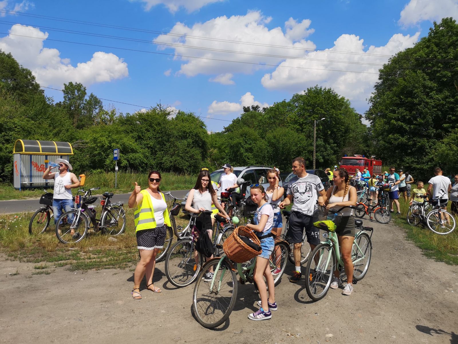 Powiększ zdjęcie. Grupa rowerzystów na postoju 