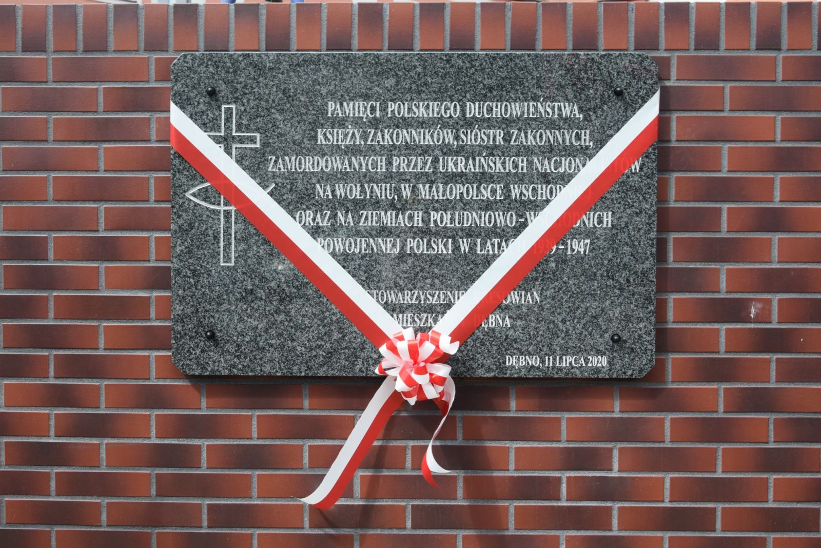 Powiększ zdjęcie. Marmurowa tablica na murze 