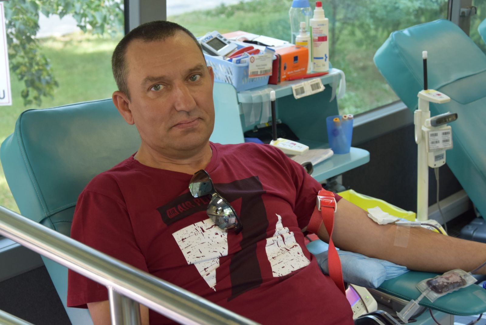 Mężczyzna oddaje krew