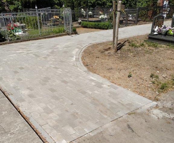 Powiększ zdjęcie. Nowy chodnik na cmentarzu