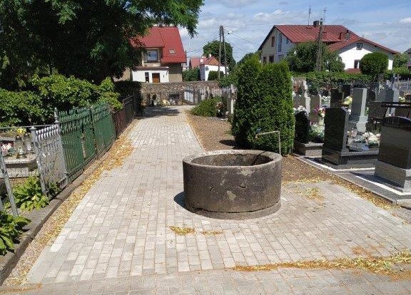 Chodnik na cmentarzu