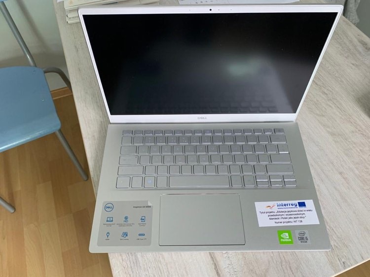 Otwarty laptop leży na biurku