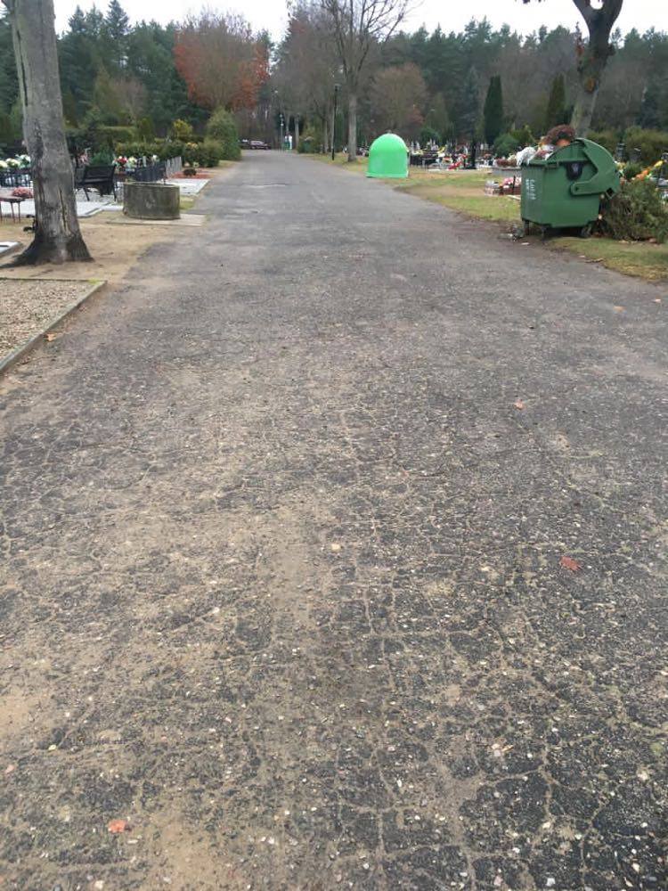 Powiększ zdjęcie. Spękana nawierzchnia alejki na cmentarzu