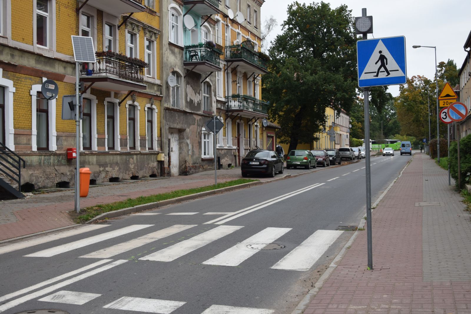 Aktywne przejscie składa się z panelu, lampy ostrzegawczej