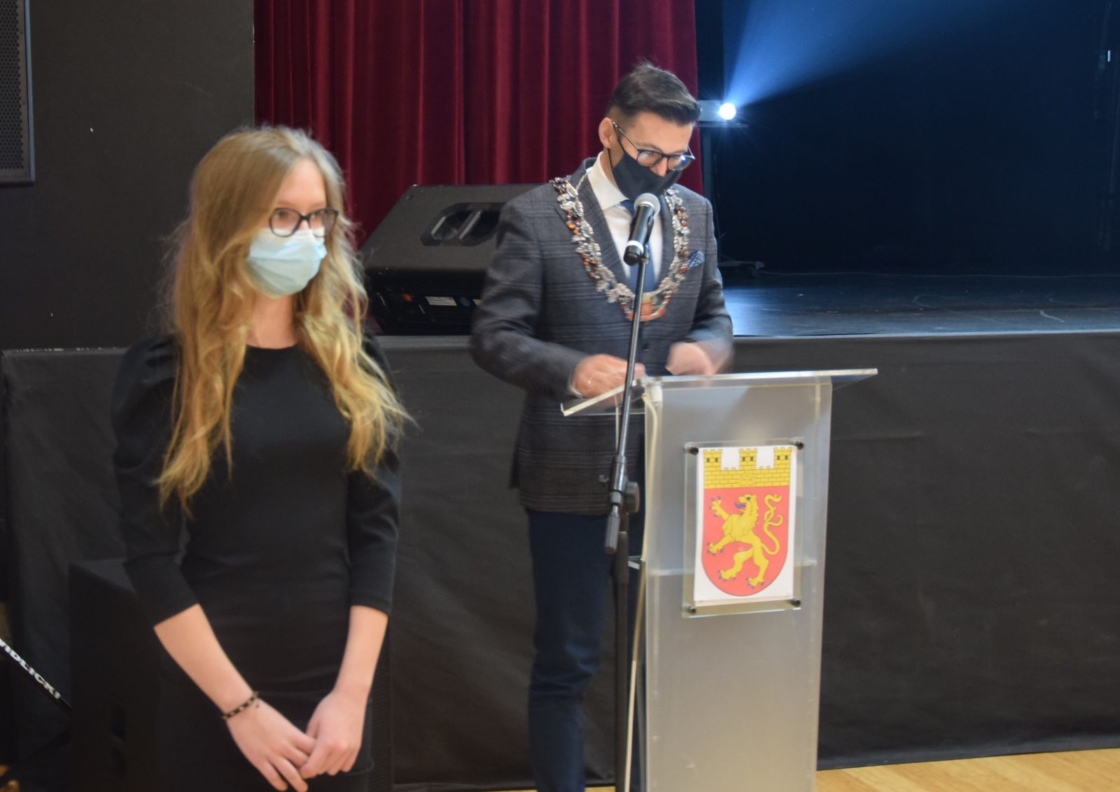 Powiększ zdjęcie. Na pierwszym planie stoi Witkoria Taracińska, za nią burmistrz Dębna 