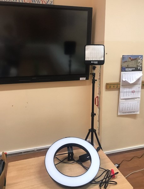 Powiększ zdjęcie. Ekran, lampa