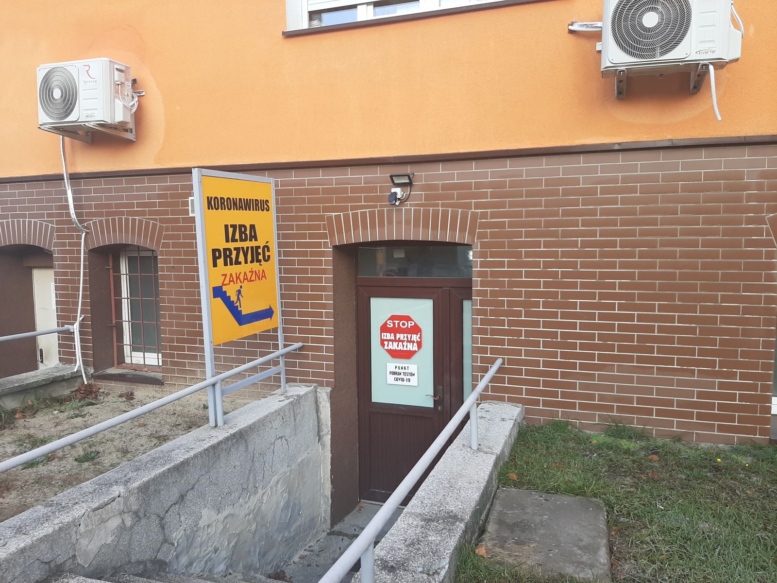 Powiększ zdjęcie. Wejście do punktu pobrań wymazu