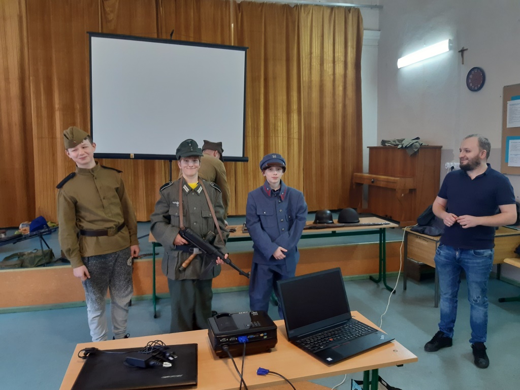 Chłopcy przebierali się w mundury żołnierskie