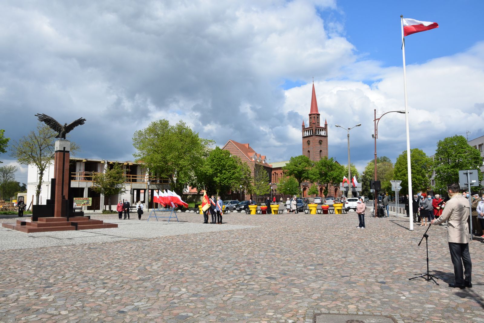 Powieksz zdjęcie. Widok na Plac Konstytucji 3 Maja, Pomnik Orła Białego, flaga Polski na maszcie