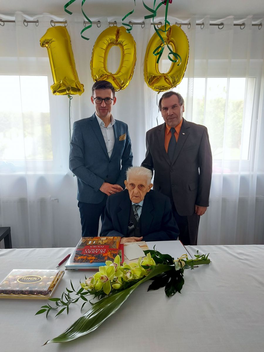 Powiększ zdjęcie. Burmistrz Dębna i Władysław Sokalski złożyli życzenia Michałowi Markiewiczowi 