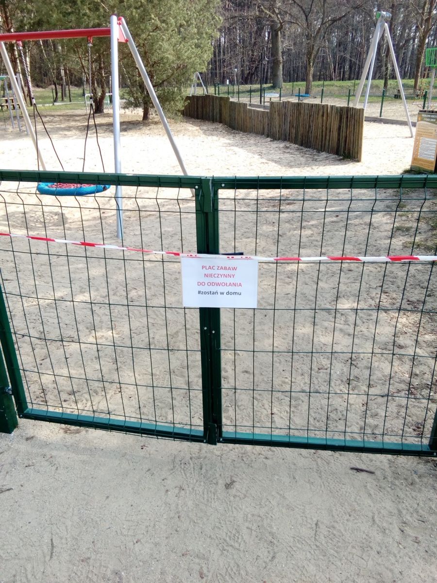 Zamknięta furtka na placu zabaw w parku