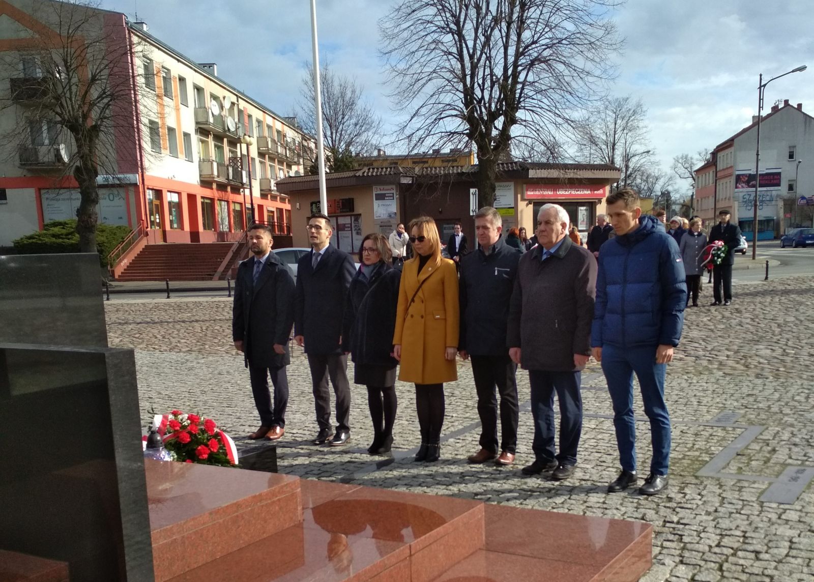 Powieksz zdjęcie. Przedstawiciele władz samorządowych przed Pomnikiem Orła Białego