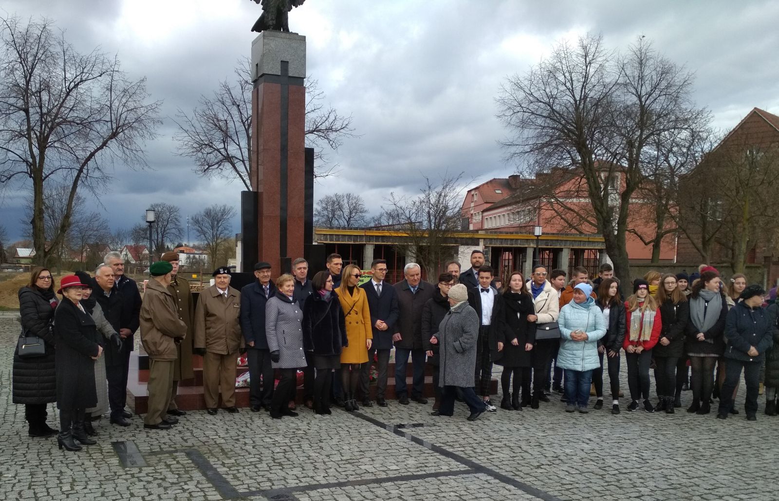Uczestnicy uroczystości przed Pomniekime Orła Białego