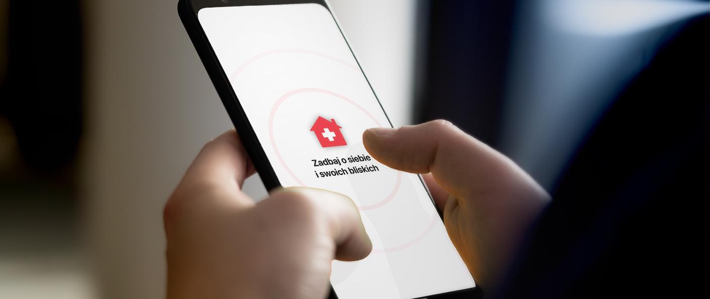 Powiększ zdjęcie. Ktoś trzyma telefon z aplikacją 
