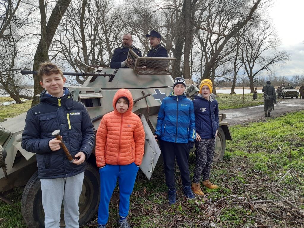 Wychowankowie przed czołgiem