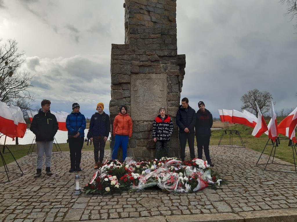 Wychowankowie przed pomnikiem