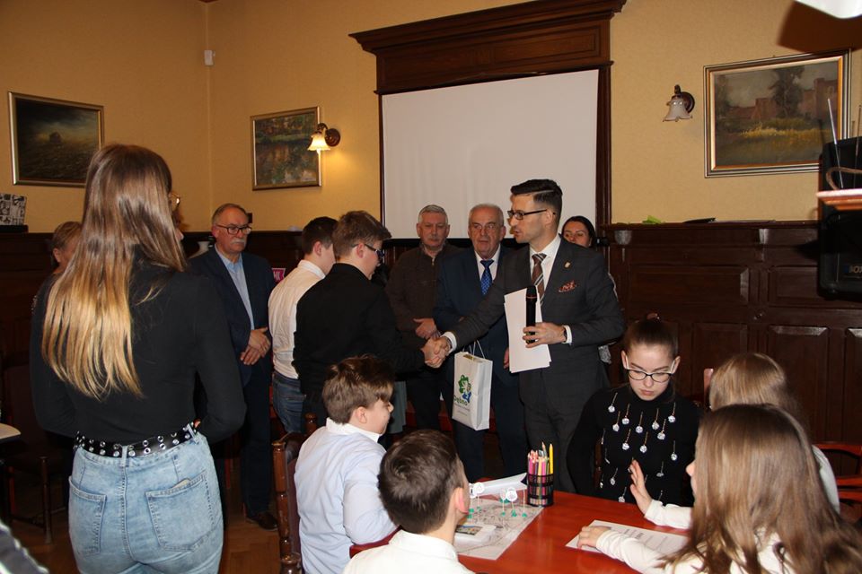 Powiększ zdjęcie. Burmistrz Dębna wręcza nagrody dla zwycięzców