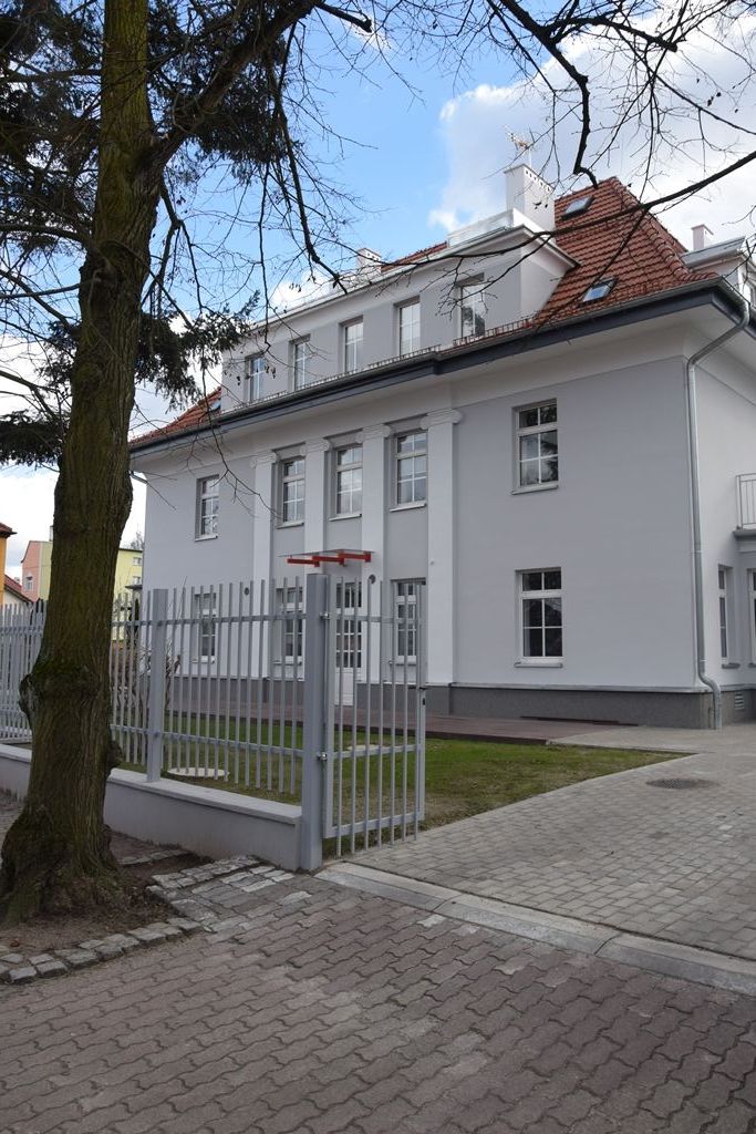Powiększ zdjęcie. Odnowiony budynek od frontu
