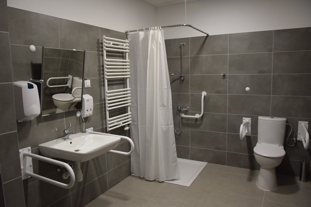 Sanitariaty są dostosowane dla osób niepełnosprawnych