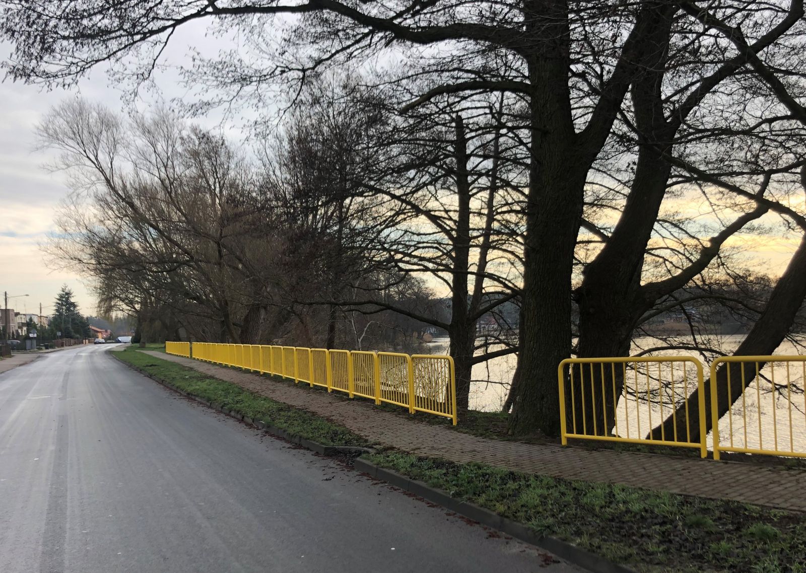 Powiększ zdjęcie. Barierki zamontowano wzdłuż chodnika od strony jeziora przy ul. Grunwaldzkiej