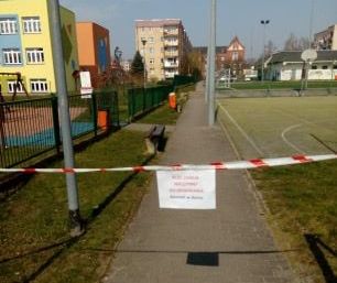Powiększ zdjęcie. Wejście na boisko zataśmowane z kartką