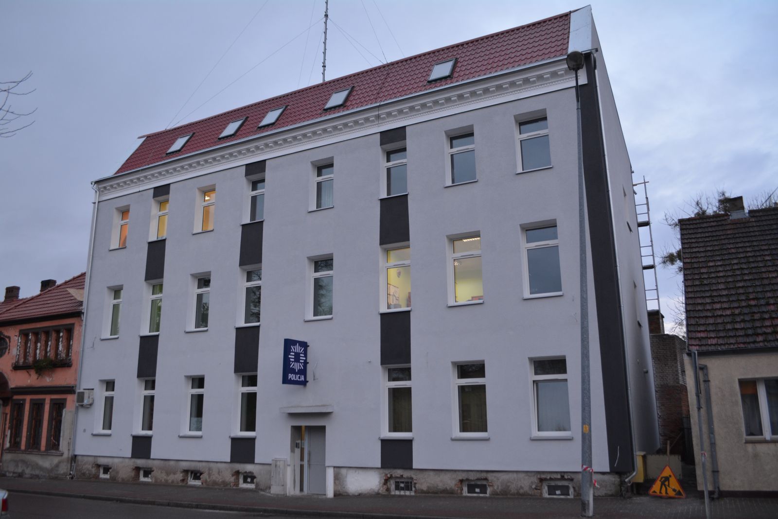 Powiększ zdjęcie. Budynek Komisariatu Policji