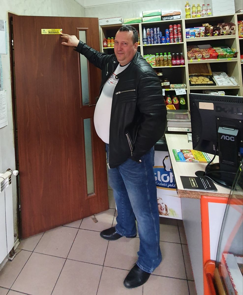 Pan Roman z dumą pokazuje etykietę Tutaj nie marnuje się jedzenia