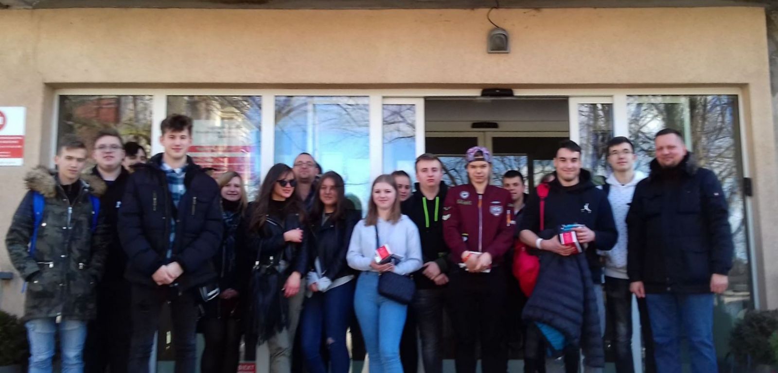 Zdjęcie uczniów przed punktem krwiodawstwa