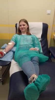 Uczennica oddaje krew