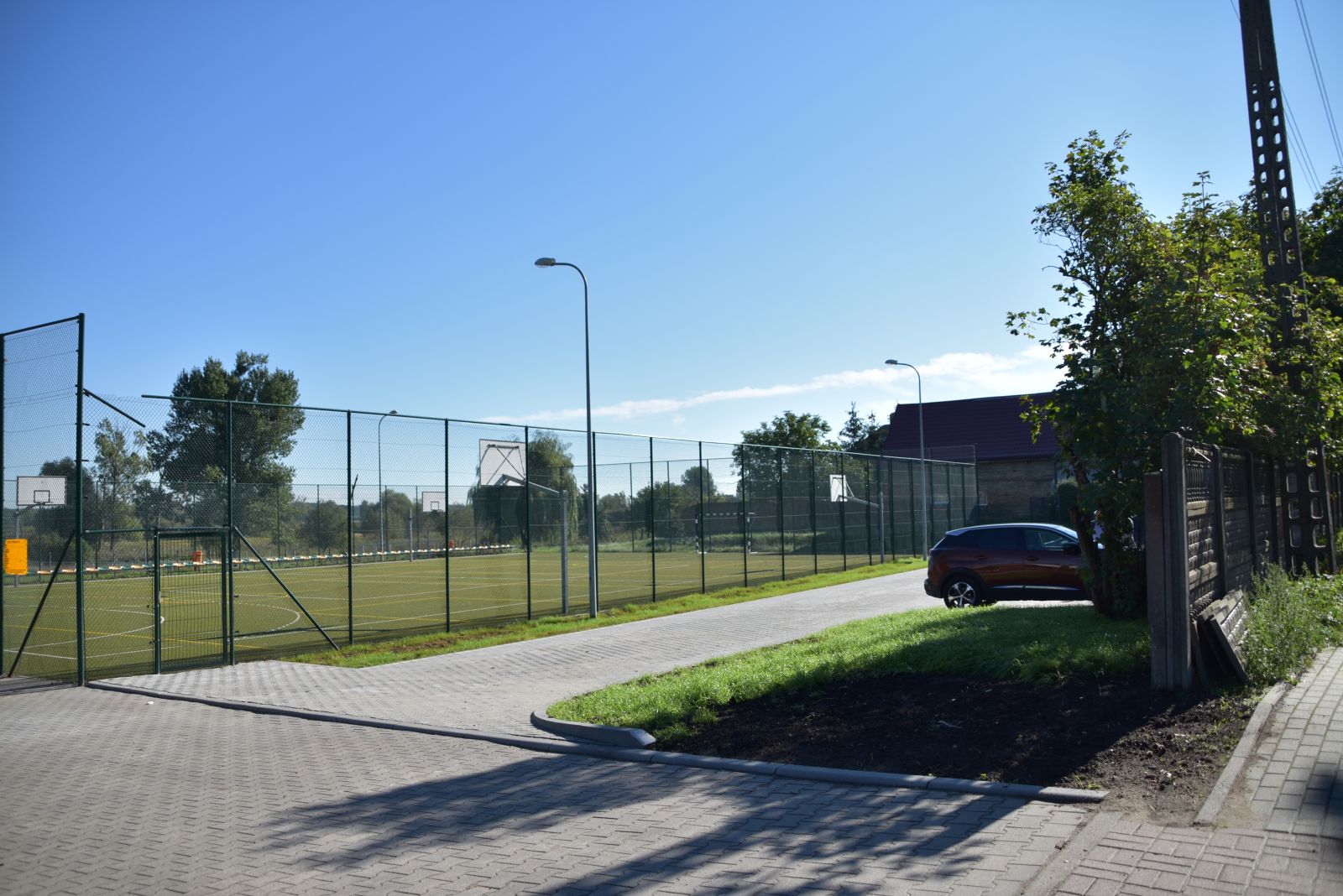 Powiększ zdjęcie. Boisko, zieleń, droga