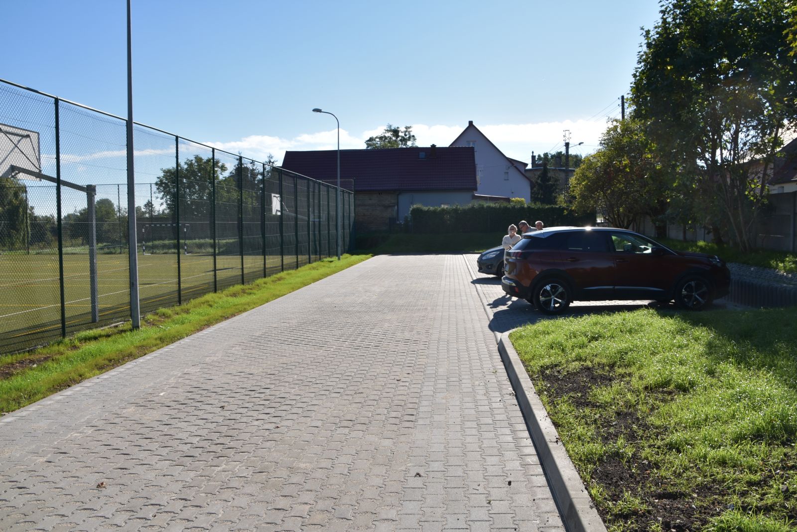 Parking i droga dojazdowa przy boisku