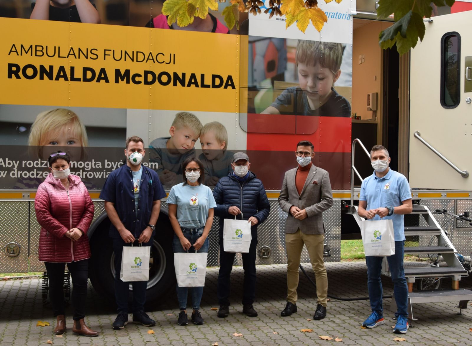 Powiększ zdjęcie. Organizatorzy akcji z burmistrzem przed ambulasem