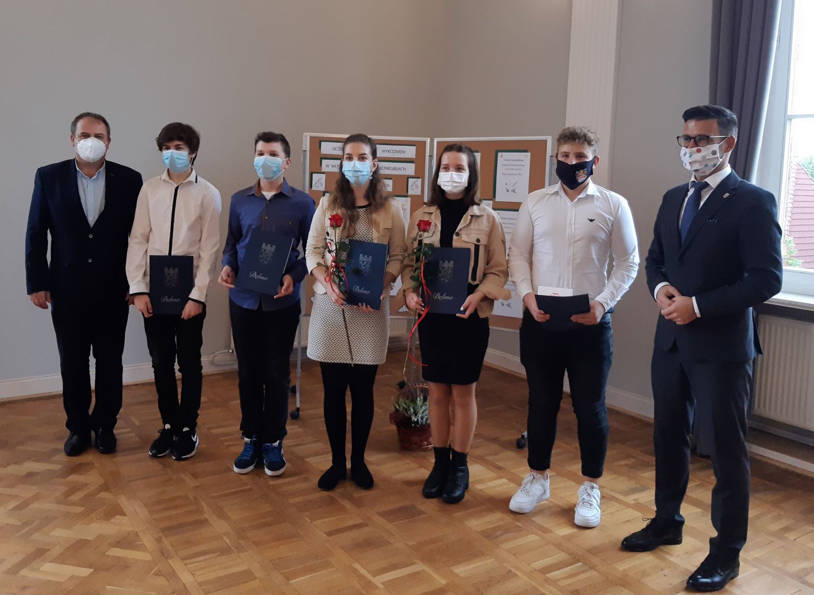 Powiększ zdjęcie. Dyrektor, ucznioiwe, burmistrz stoją w pomieszczeniu
