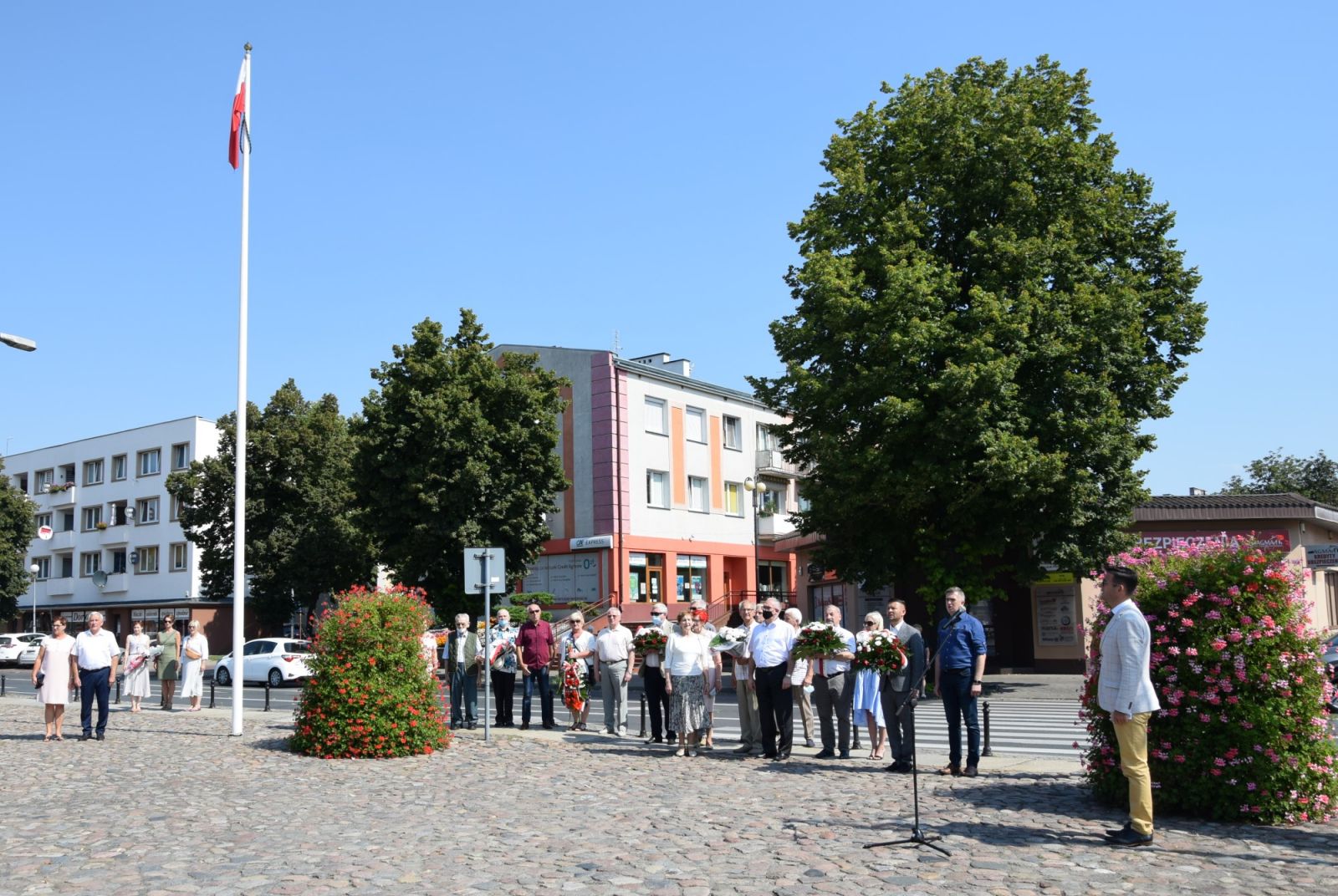 Powiększ zdjęcie. Na placu odśpiewano hymn