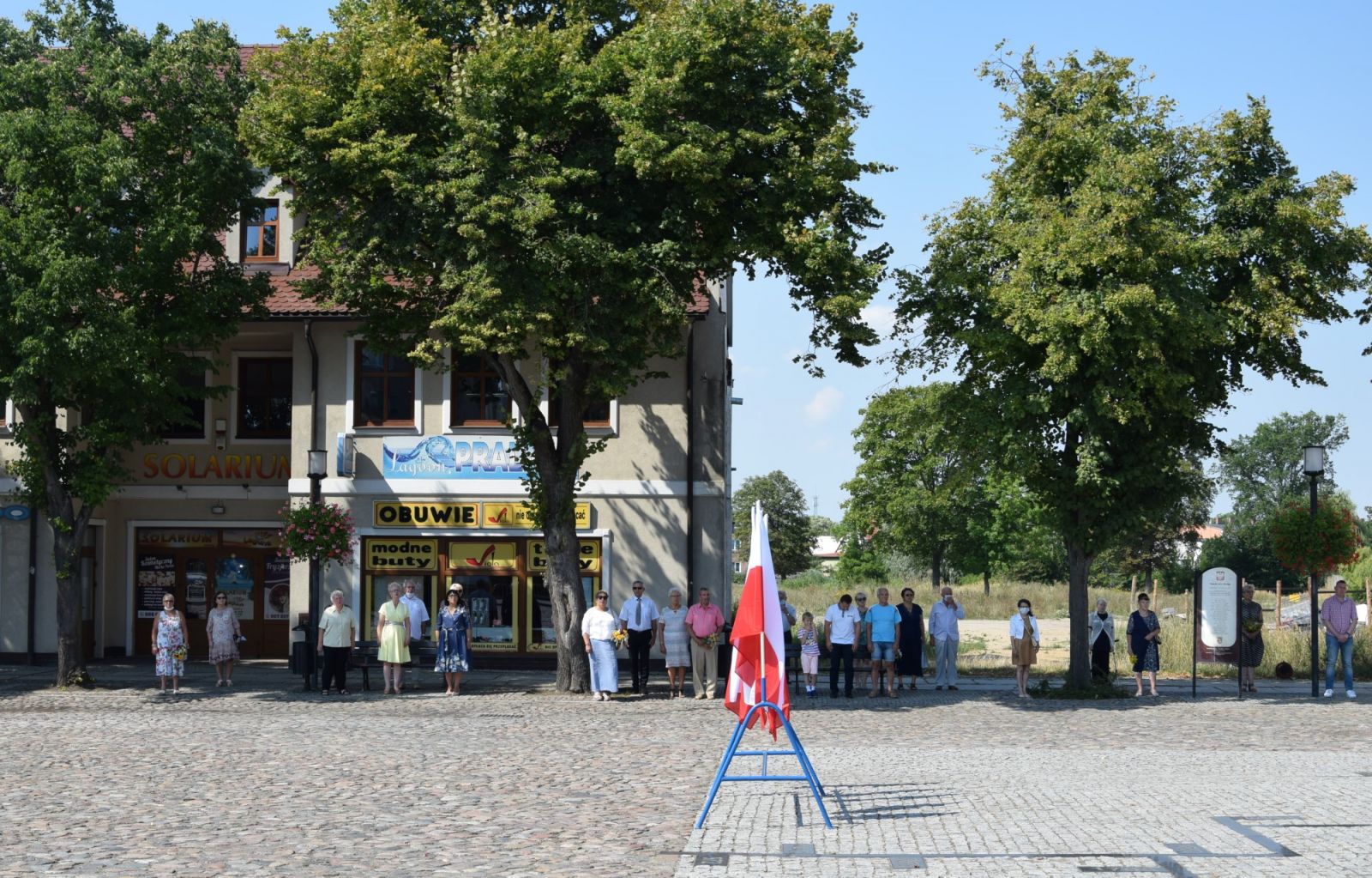 Na placu zgromadzili się mieszkańcy